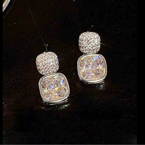 Cubic Zirconia Gemstone Earrings - Picture 4 of 6